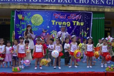 Bé vui tết trung thu